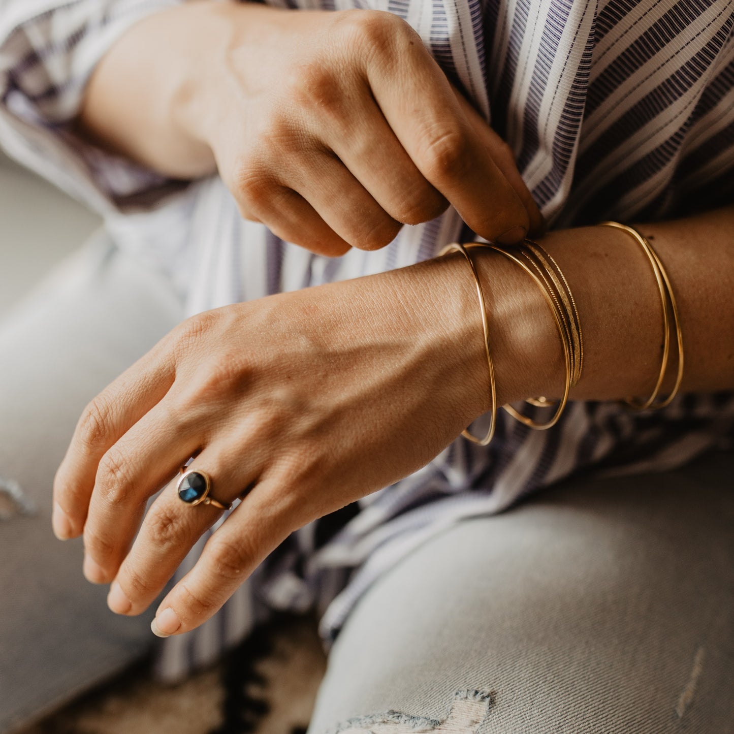 Vier Brass 14k goud vergulde armbanden met gehamerd structuur