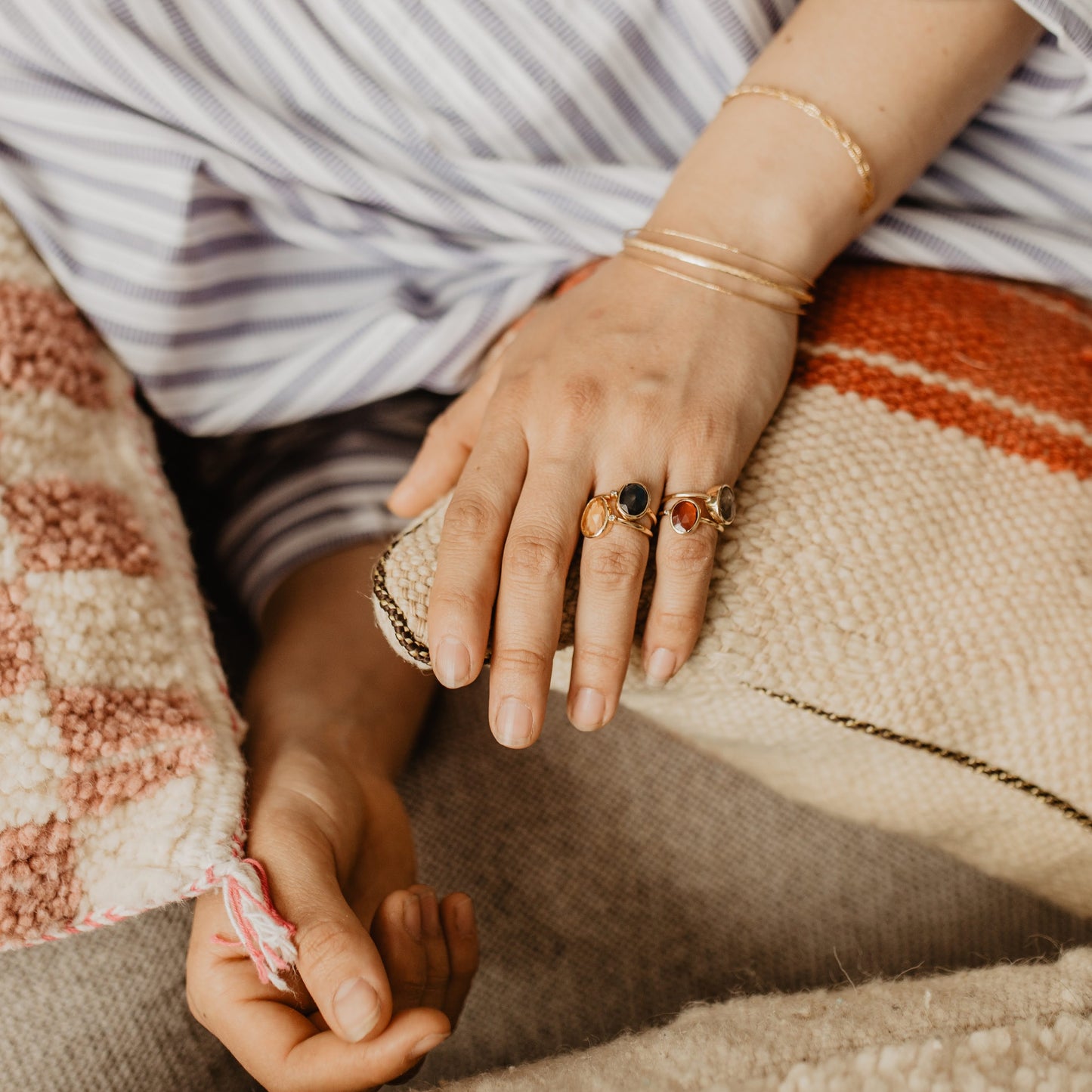 Vergulde ring met blauwe Topaas steen en diamantje