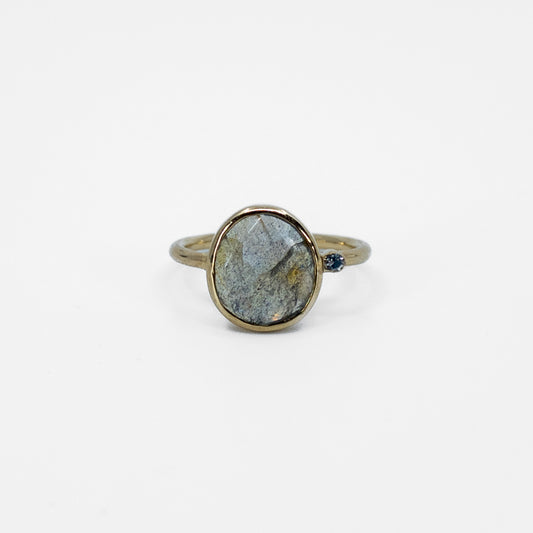 Vergulde ring met Labradoriet steen en diamantje