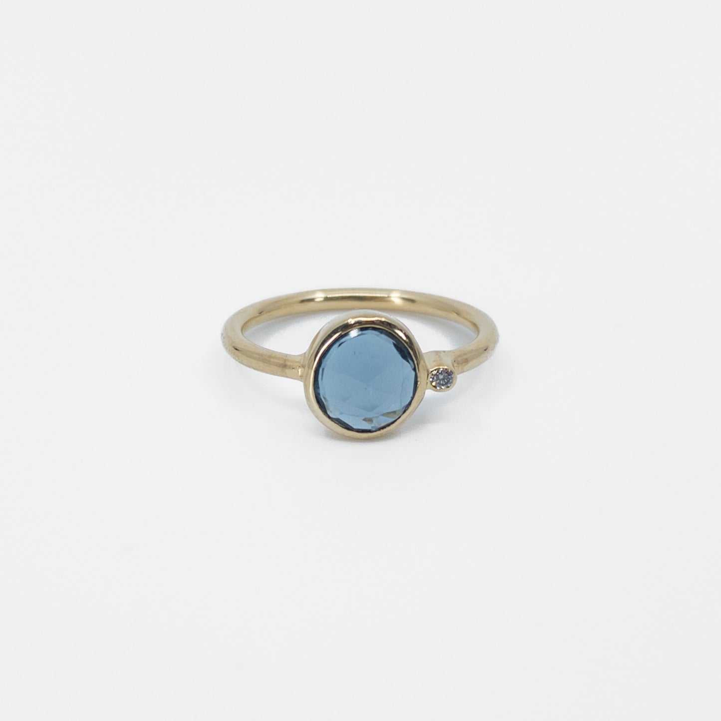 Vergulde ring met blauwe Topaas steen en diamantje