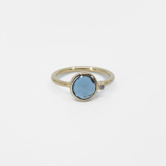 Vergulde ring met blauwe Topaas steen en diamantje